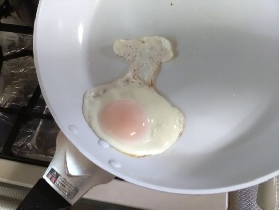 目玉焼きが滑るセラブリッドフライパン